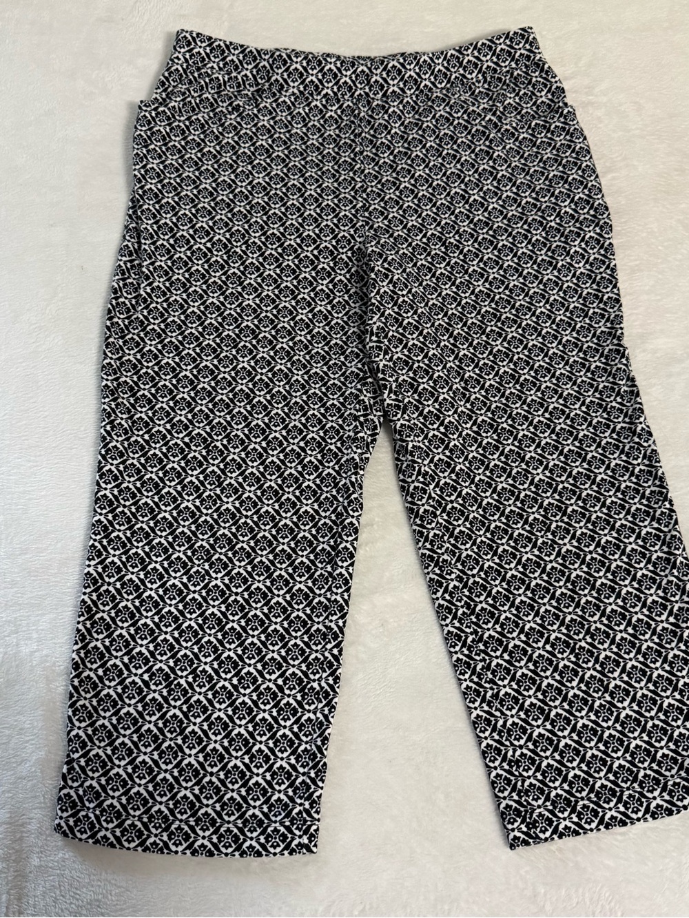 Chico’s Weekends Womens Size 0 Capri Pants Black White Geometric Stretch Cotton